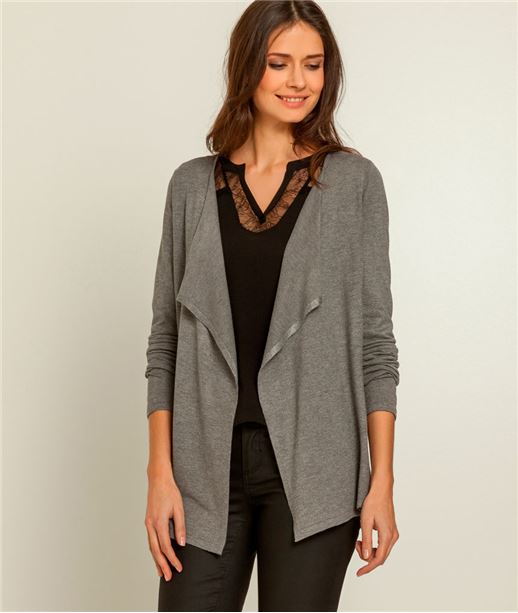 Gilet gris femme Gilet femme, idéal entre deux saisons, le gilet ou cardigan se veut à la fois élégant, simple et décontracté selon les modèles. Version tricot en laine, plus léger en coton ou raffiné en cachemire, il saura être le compagnon vestimentaire idéal avant les grands froids d'hiver ou pendant les fraîches soirées d'été.