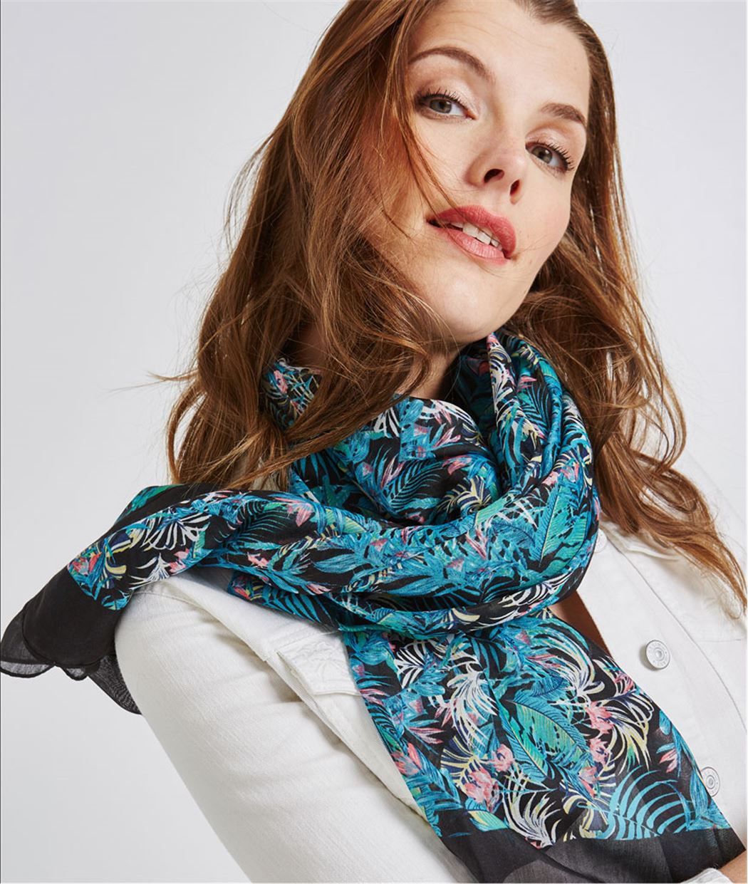 Foulard noir imprimé feuillages bleus NOIR