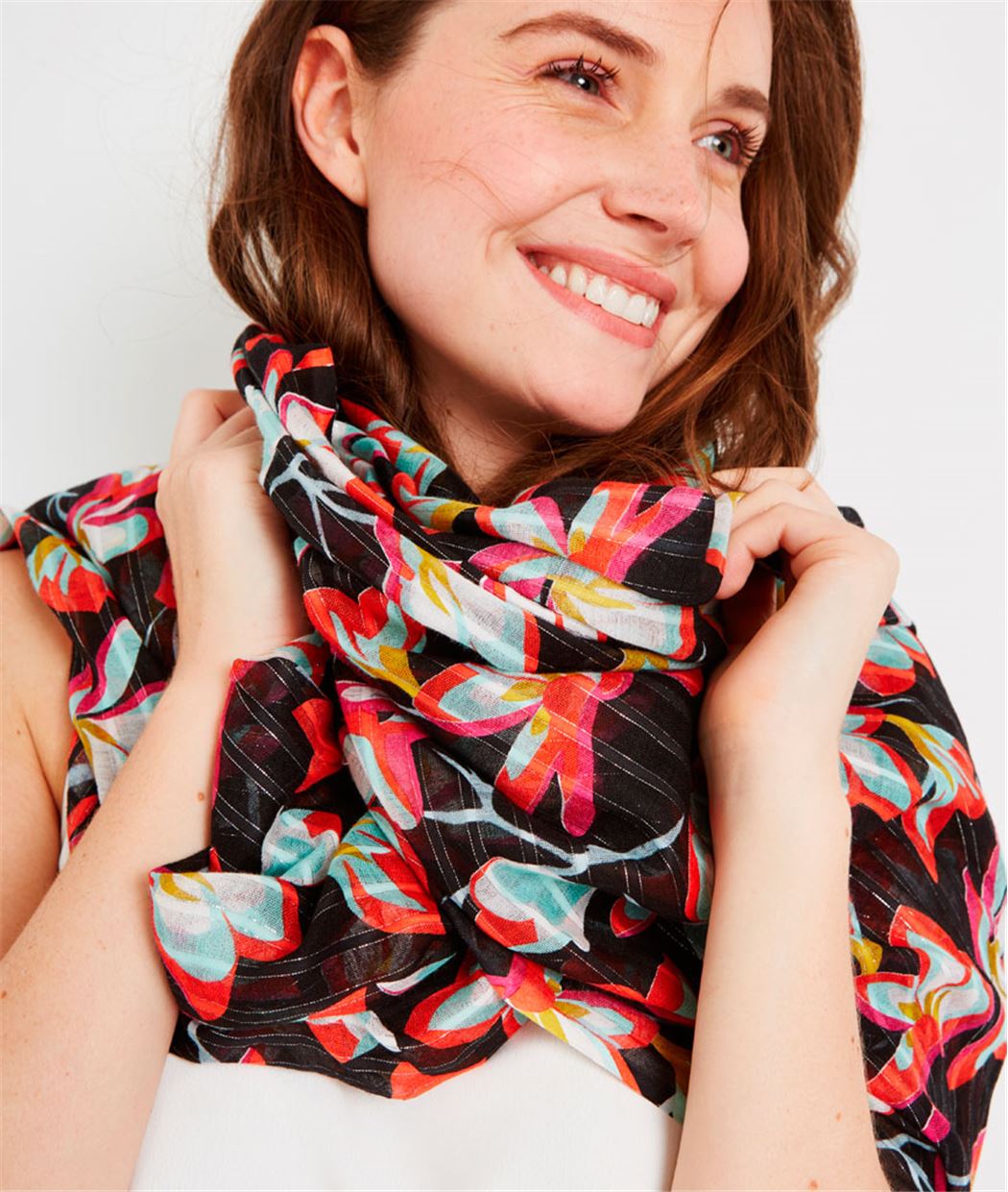 Foulard imprimé fleuri avec lurex NOIR - Grain de Malice