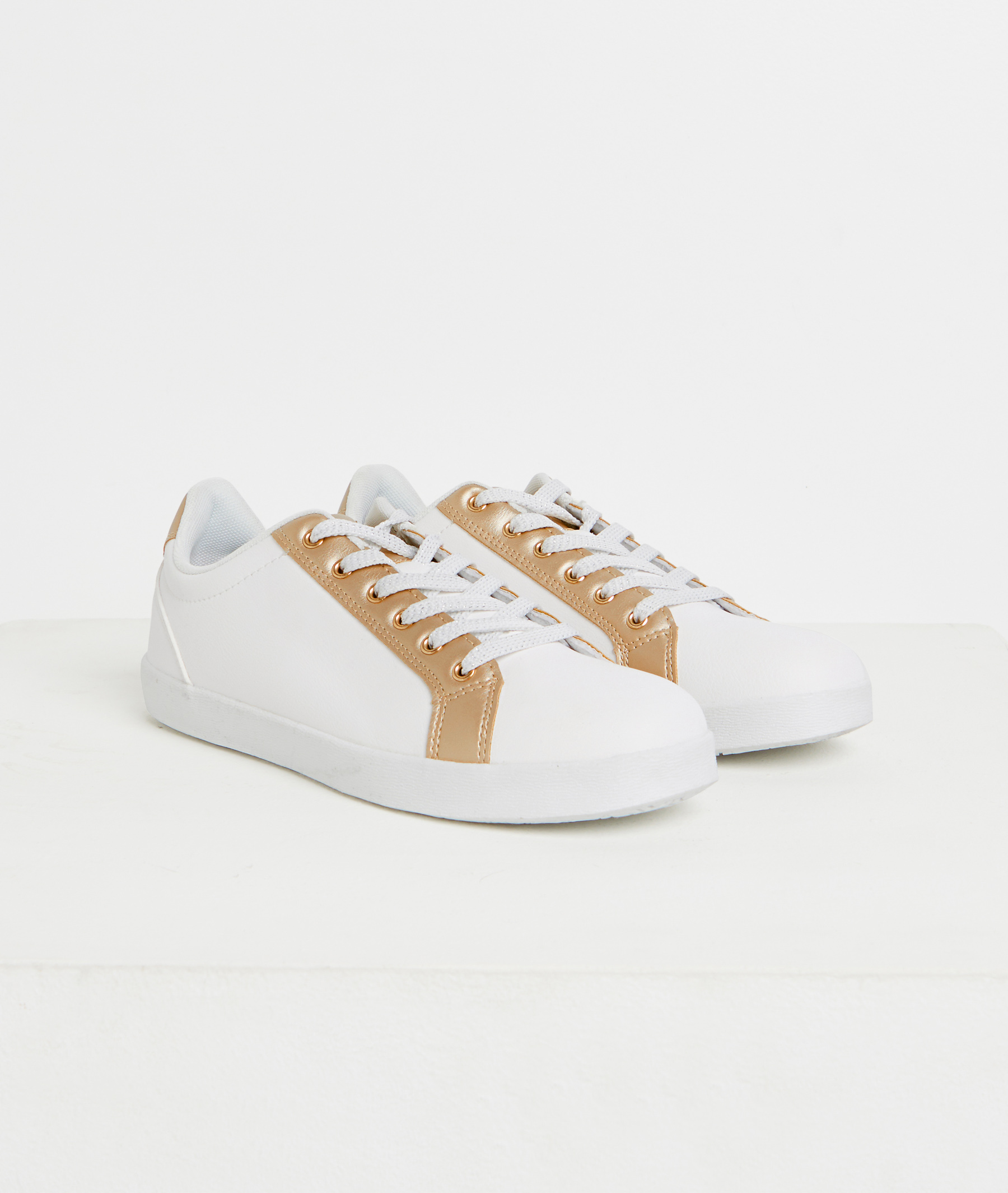 baskets blanches et dorées
